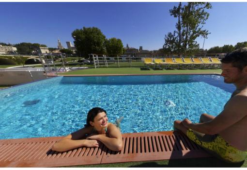 La piscina es amplia y ofrece vistas únicas